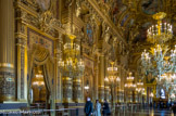 <center>Le grand foyer. </center> Sur les murs, se trouvent vingt élégantes statues, allégories des « Qualités » indispensables aux artistes des arts lyrique et chorégraphique : l'imagination, l'espérance, la tradition, la fantaisie, la passion, la force, la pensée, la prudence, la modération, l'élégance, la volonté, la grâce, la science, la foi, la dignité, la beauté, la sagesse, la philosophie, l'indépendance, la modestie.