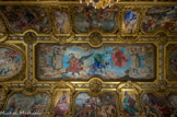 <center>Le grand foyer. </center> Un plafond à voussures, peint par Paul Baudry figure les grandes étapes de l'histoire de la Musique, de la Comédie et de la Tragédie et décline plusieurs aspects de leur thématique propre.