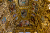 <center>Le grand foyer. </center> La partie centrale est limitée par deux arcs ornés de deux grandes têtes modelées par Chabaud : Mercure et Amphitrite (ici), en qui on a cru reconnaître les traits de Charles Garnier et de sa femme.