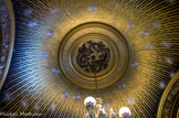 <center>L'opéra Garnier. </center>Le « salon du Soleil », côté cour. Sur les voûtes dominent les tons chauds de l'or, au milieu d'un décor de salamandres.