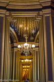 <center>L'opéra Garnier. </center>Le « salon du Soleil », côté cour. Des miroirs étamés à dominante chaude, recouvrent ses parois et se reflètent à l'infini pour former des « chemins de lumière ».