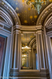 <center>L'opéra Garnier. </center>Le « salon de la Lune », situé côté jardin. Des miroirs étamés de couleur froide recouvrent ses parois et se reflètent à l'infini pour former des « chemins de lumière ».