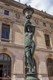 <center>L'opéra Garnier. </center>Les façades latérales sont décorées de bustes de musiciens. L’Opéra est entouré de vingt-deux statues lampadaires-cariatides (1870) représentant soit l’Etoile du Matin, soit l’Etoile du Soir. Elles sont l’œuvre de Louis-Félix Chabaud (1824-1902). L’une des statues, du bras gauche, ramène sur son front un voile qui pend par derrière, et du bras droit levé, soutient le lampadaire placé sur sa tête. La jambe droite est croisée devant la jambe gauche. L’autre statue, du bras droit, ramène le voile, qui flotte derrière elle, sur son front , et du bras gauche, elle soutient le lampadaire placé sur sa tête. Elle est appuyée sur la jambe droite placée un peu en arrière ; la tête est un peu tournée à droite.
