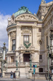 <center>L'opéra Garnier. </center>>Le pavillon des abonnés. Formant un exact pendant au pavillon de l'Empereur, le pavillon des abonnés est ouvert par sept arcades en plein cintre donnant accès à la descente à couvert, vaste rotonde couverte d'une coupole de 13,5 mètres de diamètre.