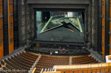 <center>Opéra Bastille.</center>La grande salle : superficie : 1 200 m², 5% du volume du bâtiment
dimensions : 20 m de haut, 32 m de profondeur, 40 m de large
nombre de places : 2 703
matériaux : granit bleu provenant de Lannelin en Bretagne, bois de poirier provenant de Chine, verre au plafond.