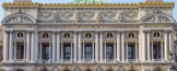 <center>L'opéra Garnier. </center>Les médaillons représentent les compositeurs Johann Sebastian Bach, Domenico Cimarosa, Joseph Haydn et Giovanni Battista Pergolesi. Au 1er étage, la loggia à colonnes monolithes en pierre de Ravières (Yonne), d'ordre corinthien, est toujours illuminée. Entre les colonnes, des bustes en bronze doré réalisés par Louis-Félix Chabaud qui représentent les compositeurs Daniel-François-Esprit Auber, Ludwig van Beethoven, Giacomo Meyerbeer, Wolfgang Amadeus Mozart, Gaspare Spontini, Philippe Quinault, Gioachino Rossini et Jacques Fromental Halévy. Au-dessus de la loggia, un attique bordé de masques antiques en bronze doré.