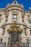 <center>L'opéra Garnier. </center> Le pavillon de l'empereur. À la mort de l'architecte, en 1898, il est décidé d'ériger un petit monument à son souvenir et à sa gloire qui est inauguré durant l'année 1903. 
On peut ainsi découvrir un buste représentant Charles Garnier accompagné, de chaque côté, d'un personnage féminin en pied réalisé également en bronze doré. Cet ensemble sculpté est posé sur un socle de pierre supportant un grand cartouche de métal rectangulaire dont la ciselure représente, en creux et dorée à la feuille, le plan du niveau principal de l'Opéra.