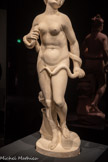<center>Cléopâtre</center>Cléopâtre mourant, debout, un vase posé derrière elle Versailles. Sculpture attribuée à Jean-Baptiste Goy (1666-1738) – Châteaux de Versailles et de Trianon.