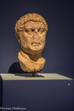 <center>Tête d'homme, dit pseudo Marc Antoine </center>Découverte à Narbonne (sanctuaire des Moulinasses)
Époque romaine, fin du 1e r siècle av J C Marbre
Narbonne, musée Narbo Via.