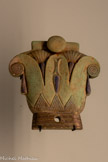 <center>Couvercle de boîte en forme de palmette composite</center>Époque pharaonique, 664-332 av. J.-C.
Faïence égyptienne avec rehauts de cobalt
Paris, musée du Louvre, département des Antiquités égyptiennes.