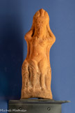 <center>LA DÉESSE ISIS</center>Symbole du pouvoir féminin, de la fidélité conjugale et de l'amour maternel, Isis est la déesse la plus populaire. Ses images traditionnelles sont toujours présentes. Cléopâtre, dit-on, apparut sous cet aspect En même temps une nouvelle image d’Isis s’élabore, transformée par les représentations grecques : Isis-serpent, Isis-porteuse de corbeille, Isis-Aphrodite. <br> Figurine d’Isis sous l’aspect d’une prêtresse grecque portant une corbeille sur la tête (canéphore)
Époque romaine, 100-300 apr. J.-C.
Égypte, terre cuiteParis, musée du Louvre, département des Antiquités égyptiennes.