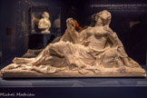 <center>François Barois</center>(Paris, 1656 – Paris, 1726).
Cléopâtre mourant.
1700
Marbre.
Paris, musée du Louvre, département des sculptures du Moven Âge, de la Renaissance et des temps modernes. <br>
Ce morceau de réception permet à Barois d’intégrer l'Académie royale de peinture et de sculpture. Cléopâtre écarte de son sein le mortel serpent (la tête a disparu). La tension entre la femme alanguie et la rigidification du corps joue sur un double registre, ensualité et douleur, prétexte pour représenter le plaisir féminin.