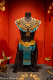 <center>Théophile Thomas</center>(Auxerre, 1846 - Ecouen, 1916)
Collier pectoral et pagne de scène créés pour Sarah Bernhardt dans « Cléopâtre »
1890
Pièce de Victorien Sardou, créée le 23 octobre 1890 au Théâtre de la Porte Saint-Martin, Paris.
Collier : métal doré, cabochon, perles blanches et en verre coloré
Pagne : métal doré, peinture et perles en verre coloré
Paris, Bibliothèque nationale de France, département des Arts du spectacle, Fonds Charles Dullin «Sarah Bernhardt. <br>
Grâce à Sardou, le peintre Théophile Thomas se spécialise dans les costumes de scène. Réputé pour son trait précis et sa couleur recherchée, il œuvre pour les théâtres parisiens et participe à l’Exposition universelle de 1900. Réalisés avec un grand savoir-faire, ces faux bijoux visent le vrai, principe de l’illusion théâtrale.