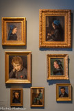 <center>Musée J.J. Henner</center>A gauche. Alsacienne au nœud bleu
1870
Huile sur bois
Donation Marie Henner
<br> Paul Henner
Vers 1866 Huile sur toile
Fils de Séraphin <br> Autoportrait
1871
Huile sur bois
Legs Eugénie Wetzel-Henner <br> Paysan alsacien
Avant 1858 Huile sur bois
Donation Marie Henner<br> A droite. Alsacienne tricotant
Vers 1871 Huile sur toile
Donation Marie Henner
<br>Alsacienne au nœud bleu
1870
Huile sur bois
Portrait du modèle qui a posé pour L'Alsace. Elle attend.
Donation Marie Henner <br> Séraphin Henner
1877
Huile sur papier journal marouflé sur carton
Séraphin est un des frères du peintre.
Legs Eugénie Wetzel-Henner