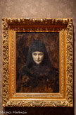 <center>Religieuse.</center>Portrait de Germaine Dawis
1903
Huile sur toile
Germaine Dawis (1857-1927), de son vrai nom Eugénie-Marie Gadiffet-Caillard, est artiste peintre et élève de Henner. Elle pose régulièrement pour lui dès les années 1890, notamment pour des études de têtes, dont certaines sont visibles dans l’atelier gris. Ici, Germaine Dawis incarne une figure originale et mystérieuse. L’œuvre, d’une grande profondeur et sensualité, est présentée au Salon de 1903 sous le titre Religieuse.
Legs Germaine Dawis.
