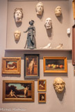 <center>L'atelier de  J.J. Henner</center>Moulages en plâtre ayant appartenu à Jean-Jacques Henner : 
Masque d'homme ; Masque de femme ; Pallas d'après Cassandre se met sous la protection de Pallas d'Aimé Millet ; Masque d'homme ; Masque de Dante ; Masque mortuaire de Géricault ; Pieds, Masque d'Homère en bas. <br>Les tableaux : Petite Idylle Entre 1873 et 1879 Huile sur bois ; Nymphe de la Seine Vers 1881 Huile sur toile ; Nature morte à la pomme, à la poire et aux pêches Entre 1890 et 1905 Huile sur toile ; Églogue Vers 1879 Huile sur carton ; Solitude Vers 1886 Huile sur carton ; Femme nue assise Vers 1904 Huile sur bois (couvercle de boîte à cigare)