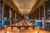 <center>La bibliothèque Mazarine. </center>  La grande salle. La bibliothèque compte aujourd'hui environ 600 000 volumes, dont 40 000 en salle. Si son très riche fonds ancien — près de 200 000 volumes — est encyclopédique, son fonds moderne est lui spécialisé en histoire, notamment l'histoire religieuse, littéraire et culturelle du Moyen Âge (XIIe - XVe siècles) et des XVIe - XVIIe siècles, l'histoire du livre et l'histoire locale et régionale de la France.