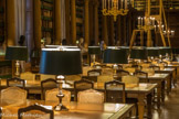 <center>La bibliothèque Mazarine. </center>  La grande salle. Si la collection de manuscrits de Mazarin est aujourd'hui — du fait d'un « échange », en 1668, avec la Bibliothèque royale — à la Bibliothèque nationale de France, la bibliothèque compte malgré tout plus de 5 000 manuscrits (dont environ 1 500 manuscrits médiévaux parmi lesquels de nombreux manuscrits enluminés), provenant essentiellement de saisies révolutionnaires ; 2 700 incunables (premiers livres imprimés de 1452 à 1501), dont un exemplaire de la bible de Gutenberg — connu sous le nom de bible Mazarine —, et la plus importante collection au monde de Mazarinades.