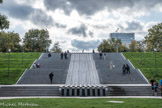<center>La passerelle Simone-de-Beauvoir. </center>Montée vers la passerelle.