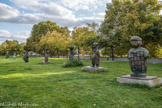 <center>La passerelle Simone-de-Beauvoir. </center>« Les Enfants du monde » , statues de Rachid Khimoune.