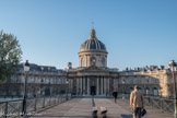 <center> Sur la passerelle des Arts. </center> L'Institut de France. Trois jours avant sa mort, en mars 1661, Mazarin fondait un collège nouveau, destiné à assurer l’éducation gratuite de soixante jeunes gens originaires de quatre provinces qu’avaient réunies à la France les traités de Wesphalie en 1648 et le traité des Pyrénées en 1659. C’étaient l’Artois, l’Alsace, une petite partie de la Savoie, le Roussillon et la Cerdagne. On appela cette nouvelle institution le Collège des Quatre-Nations.
