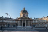 <center>L'Institut de France. </center> L’homme de confiance de Mazarin, Colbert, désigna l’architecte : Louis Le Vau, déjà architecte des agrandissements du Louvre. Il sera le principal architecte de Versailles. Le site choisi était prestigieux : sur l’emplacement de la porte de Nesles, face au Louvre. Le bâtiment sera une véritable scénographie urbaine : deux pavillons carrés encadrant la chapelle et sa coupole, le tout réuni en une vaste courbe.