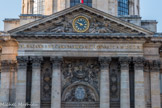<center>L'Institut de France. </center> À l’entrée du Palais, deux symboles surmontent l’inscription « Institut de France »  : un faisceau des lumières, choisi pour représenter l’unité de l’Institut, et l’effigie de Minerve, déesse romaine de la Sagesse et de l’Intelligence.