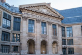 <center>L'Institut de France. </center>On entre dans une cour où, à gauche, se trouvele bâtiment de la bibliothèque Mazarine.