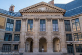 <center>La bibliothèque Mazarine. </center> Les origines de la Bibliothèque Mazarine sont liées aux collections personnelles du cardinal Mazarin (1602-1661), successeur de Richelieu et principal ministre de la minorité de Louis XIV entre 1643 à 1661. Ouverte aux savants dès 1643 dans l’hôtel particulier de Mazarin (qui deviendra par la suite le site historique de la Bibliothèque nationale de France), c’est la plus ancienne bibliothèque publique de France. Amputée en 1668 de ses manuscrits à la faveur d'un échange avec la bibliothèque du Roi, la collection fut transportée dans le palais conçu par Louis Le Vau pour le Collège des Quatre-Nations. Rouverte en 1689, la Bibliothèque Mazarine fut maintenue en activité sous la Révolution en raison de son caractère public, tandis que le collège était supprimé. Au-dessus des entrées, des faisceaux de licteur, avec l'étoile de Mazarin.