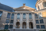 <center>L'Institut de France. </center> A droite, le bâtiment de l'Institut. Créé par la loi du 3 brumaire an IV (25 octobre 1795) sur l’organisation de l’instruction publique, l’Institut de France est placé depuis le 1er janvier 2006 sous la responsabilité du chancelier Gabriel de Broglie. Il est le regroupement de cinq académies :    l’Académie française
    (fondée en 1635) ; 
    l’Académie des inscriptions et belles-lettres
    (fondée en 1663) ; l’Académie des sciences
    (fondée en 1666) ; l’Académie des beaux-arts
    (créée en 1816 par la réunion de l’Académie de peinture et de sculpture, fondée en 1648, de l’Académie de musique, fondée en 1669 et de l’Académie d’architecture, fondée en 1671) ; l’Académie des sciences morales et politiques
    (fondée en 1795, supprimée en 1803 et rétablie en 1832). Au-dessus des entrées, des faisceaux de licteur, avec l'étoile de Mazarin.