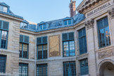 <center>L'Institut de France. </center> Côté bibliothèque Mazarine, le cadran solaire de l'après-midi. Ces deux cadrans ont été réalisés par Barthélémy en 1676, tailleur de pierre.