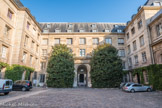 <center>L'Institut de France. </center> La seconde cour est elle aussi ornée d’un cadran solaire, un cadran double vertical déclinant, qui date probablement de la même époque que ceux de la cour principale.
