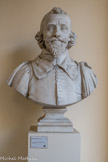 <center>La bibliothèque Mazarine. </center> Buste de Gabriel Naudé, par raymond Gayrard. Marbre, 1824. Depuis la fin de l'année 1642, Gabriel Naudé était entré au servicede Mazarin et avait entrepris pour son nouveau maître de concevoir et de développer la plus belle et la plus volumineuse bibliothèque que l'Europe ait connue.