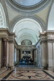 <center>L'Institut de France. </center> La voûte en berceau du couloir d'entrée possède aussi sa coupole.