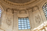 <center>L'Institut de France. </center> Le décor est fait des médaillons des douze apôtres.
St Thomas, St Jacques le mineur, st Philippe.