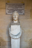 <center>L'Institut de France. </center> Statue de Volney (1757-1820). Constantin-François Chassebœuf de La Giraudais, comte Volney, dit Volney, né le 3 février 1757 à Craon en Anjou et mort le 25 avril 1820 à Paris, est un philosophe et orientaliste français. Il fut nommé par le Directoire le 6 décembre 1795 membre de l'Institut dans la classe des Sciences morales et politiques.