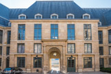 <center>L'Institut de France. </center> Derrière la cour principale, les cours avec les salles de classes et les logements.