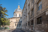 <center>Arrière de l'institut, rue Mazarine.</center> Les remparts édifiés au début du XIIIe siècle n'ont jamais servi militairement jusqu'à l’époque de Charles V : sur la rive gauche, ils sont jugés encore suffisants au XIVe siècle, et simplement consolidés puis entourés d'un fossé sec.