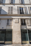 <center>Rue Mazarine.</center>Emplacement du jeu de paume des Métayers où la troupe de Molière ouvrit en décembre 1643 l'Illustre Théâtre.