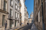 <center>Arrière de l'institut, rue Mazarine.</center>La rue Mazarine en témoigne : cet ancien chemin extérieur de l'enceinte de Philippe-Auguste est en effet baptisé au XVIIe siècle 