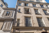 <center>Rue Mazarine.</center>Maison de Champollion qui découvrit, en 1822, le principe du déchiffrement des hiéroglyphes égyptiens.