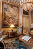 <center>Le salon des tapisseries</center>Commode
Jean-Henri RIESENER (1734-1806)
Paris
Bois d’acajou moucheté sur bâti de chêne,
marbre bleu Turquin, bronze doré
Vers 1785. <br> Suite de fauteuils à la Reine, couverts de tapisseries d’origine à décors de bergers Manufacture de Beauvais, Louis-Charles CARPENTIER
Paris
Bois de hêtre doré à l’huile
Vers 1768-1770. <br> Dessus de porte : la Terre.