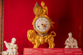 <center>La bibliothèque</center>Fillette assise emmaillotant un chien. Manufacture impériale de Vienne
Porcelaine émaillée Vers 1750-1760. <br>
Pendule au lion
D’après un modèle de François VION
Bronze doré, patiné et incisé XIXe siècle. <br>
Dame assise jouant de l’épinette Manufacture impériale de 