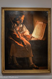 <center>Georges de La Tour Entre ombre et lumière</center>ATELIER DE GEORGES DE LA TOUR (1593-1652
Saint Jacques le Majeur
Vers 1640-1645 Huile sur toile Collection particulière. <br>
Ce tableau, récemment rattaché à l'atelier de La Tour, révèle une composition jusqu'alors inconnue : saint Jacques le Majeur, en habit de pèlerin, est absorbé dans la lecture des Ecritures éclairées par une vive lumière. Bien que l'original soit perdu, cette excellente réplique témoigne d'une création parmi les plus ambitieuses de La Tour. L'œuvre impressionne par son format, sa force plastique et sa maîtrise de la lumière artificielle. La bougie, hors champ, éclaire par transparence les pages du livre, dans une invention visuelle remarquable. La cape de cuir, les coquilles, les mains et le torse renvoient une forte lueur, tandis que la partie inférieure reste dans l'ombre et que le visage s'anime d'une demi-lumière.
La composition, la palette sourde et le naturalisme caravagesque - rendu presque irréel par cette source lumineuse focalisant le message spirituel - évoquent les Madeleine nocturnes du maître.