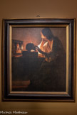 <center>Georges de La Tour Entre ombre et lumière</center>GEORGES DE l A TOUR (1593-1652)
La Madeleine pénitente
Vers 1635-1640 Huile sur toile
National Gallery of Art, Washington Ailsa Mellon Bruce Fund, <br>
Parmi les quatre versions autographes connues de ce thème, la Madeleine pénitente conservée à Washington figure parmi les plus émouvantes. Assise de profil dans une pièce dépouillée, la sainte est absorbée dans une profonde méditation. Une flamme, que l’on ne voit pas directement, éclaire la scène d'un halo doré, l'image est d'une grande sobriété formelle, mais d’une richesse symbolique saisissante : le crâne et le miroir évoquent la vanité des biens terrestres, tandis que la lumière, immatérielle, est une métaphore de l'élévation spirituelle. La Tour donne ici une interprétation profondément humaine de la figure de la pécheresse repentie, figure du sacrement de pénitence ancrée dans la spiritualité catholique du XVIIe siècle. Par la simplicité de la composition, l'économie des moyens et la précision des détails, La Tour atteint une forme de grâce austère où le mysticisme se conjugue à une présence presque physique de son modèle.