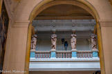 <center>Salon des caryatides.</center>Il doit son nom autre série de neuf statues qui soutiennent le plafond. Elle mesure 2,20 mètres de hauteur.</center>