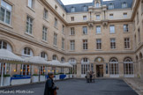 <center>Cour d'honneur de l'Hôtel de la Marine.</center>En 1765, les façades qui ne sont encore que des décors vont finalement trouver une affectation et ce sont deux palais jumeaux qui vont commencer à s'élever de part et d'autre de la rue Royale. La construction du bâtiment derrière les façades d'Ange-Jacques Gabriel va durer de 1757 à 1774. C’est en 1765 que l’on décide d’installer le Garde-Meuble royal, institution en charge du mobilier du roi, dans le palais le plus à l’est (entre l’actuelle rue Royale et  la rue Saint-Florentin), le futur Hôtel de la Marine. Censé, dans un premier temps, n’occuper qu’une partie du bâtiment, le Garde-Meuble finit par investir l’entièreté du lieu en 1767. Son pendant à l'ouest, destiné à l'origine à devenir l'hôtel des Monnaies projet qui fut abandonné, est composé de quatre hôtels : au n°4, l'hôtel de Coislin, au n°6, l'hôtel du Plessis-Bellière, au n°8, l'hôtel Cartier et au n°10, l'hôtel de Crillon, anciennement hôtel d'Aumont.