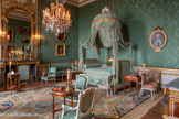 <center>Chambre d'apparat de Mme Thierry de Ville d'Avray.</center>Lit à la polonaise. Jean-Baptiste-Claude Sené. Lit en bois doré de style néoclassique, couvert d'une coupole et d'un plumet. Les quatre pieds sont striés de cannelures torses. Ils sont reliés aux traverses par un dé de raccordement orné de rosettes. Les traverses portent une frise de perles. Les montants, quadrangulaires, sont cannelés et surmontés d'un dé à rosette, lui-même surmonté d'une colonne à cannelures torses. Le dais en bois doré est constitué d'une frise de glyphes à rudenture. L'ensemble est couvert d'un tissu bleu tombant du baldaquin et se raccrochant aux colonnes des montants. Jean-Baptiste-Claude Sené (1748-1803) est reçu maître ébéniste en 1769. Il devient dans les années 1780 un des principaux fournisseurs du Garde-Meuble royal. En 1789, il livre l'ensemble du mobilier du château de Montreuil offert par Louis XVI à Madame Élisabeth. Il oeuvre principalement dans le style Louis XVI, ce dont témoigne le lit présenté dans la chambre de Madame. Le tissu originel du lit était en broderie de Beauvais.