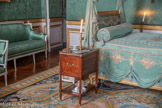 <center>Chambre d'apparat de Mme Thierry de Ville d'Avray.</center>Table de nuit de forme rectangulaire, à écoinçons en acajou et placage en acajou, à trois tiroirs identiques en façade. Piétement fuselé avec une tablette d'entretoise puis cannelé et rudenté. Poignées de portage de chaque côté. Dessus de marbre gris cerclé d'une galerie en laiton ajouré. 1774-1785