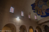 <center>L’église Sainte Jeanne de Chantal </center>Vitraux figuratifs.